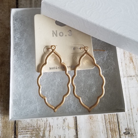Matte Gold Moroccan shape earrings - Picture 6 of 7